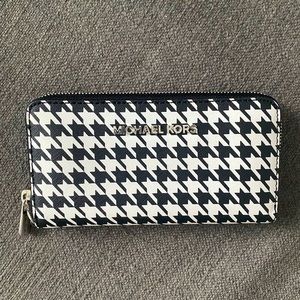 Michael Kors Jet Set Continental Zip wallet